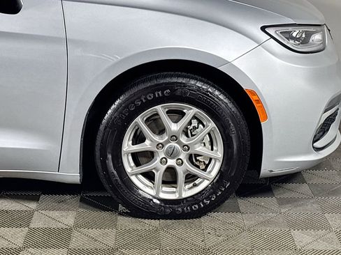 Used 2024 Chrysler Pacifica Touring-L image 21