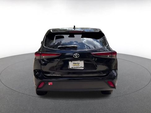 Used 2025 Toyota Highlander LE FWD image 12