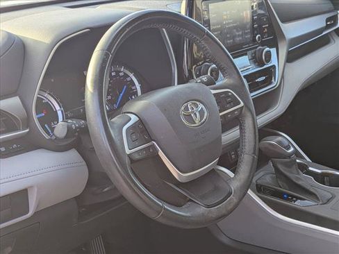 Used 2022 Toyota Highlander XLE FWD image 8