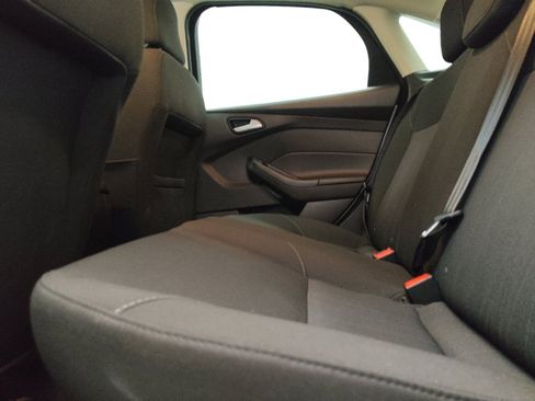 Used 2018 Ford Focus SE w/ SE Appearance Package FWD image 18