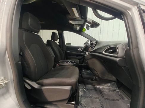 Used 2023 Chrysler Pacifica Touring FWD image 22