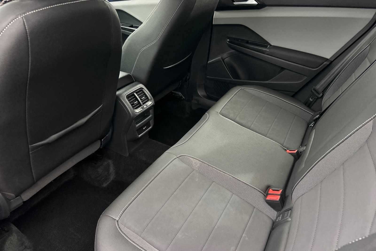 Used 2023 Volkswagen Taos SE w/ Panoramic Sunroof Package FWD image 12