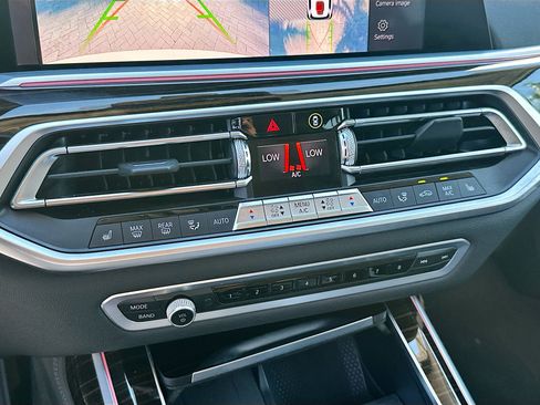 Used 2020 BMW X7 xDrive40i w/ Premium Package image 16