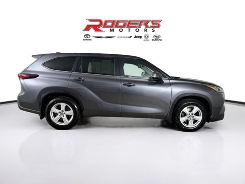 Used 2024 Toyota Highlander LE AWD/4WD image 14