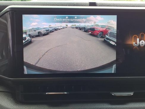 Used 2024 Jeep Wrangler Unlimited w/ Convenience Group AWD/4WD image 10