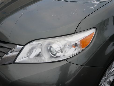 Used 2013 Toyota Sienna XLE image 16