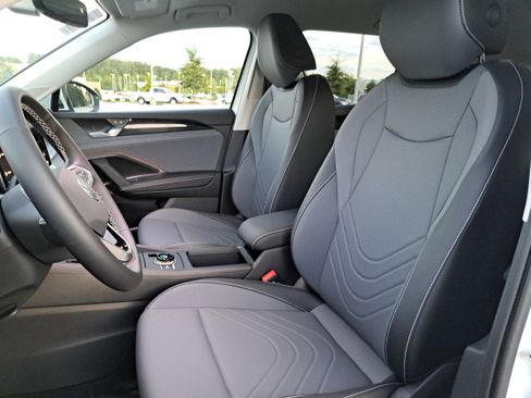 New 2025 Volkswagen Tiguan SE image 14