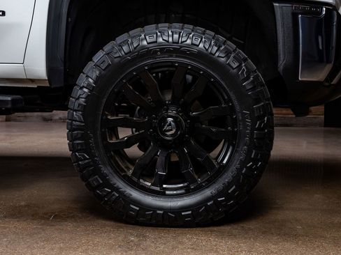 Used 2025 GMC Sierra 2500 SLT w/ SLT Premium Package image 12