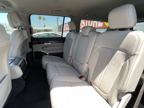 Used 2024 Jeep Wagoneer L Series III w/ Flexible Seating Group AWD/4WD image 14