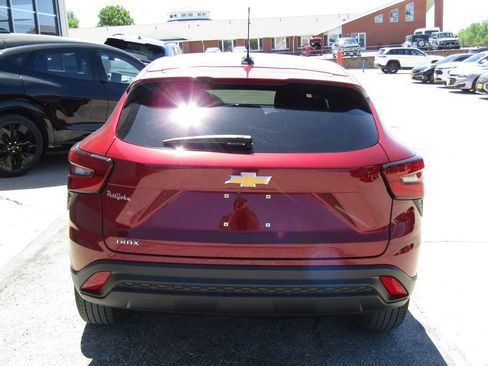 Used 2024 Chevrolet Trax LS w/ LS Convenience Package FWD image 4