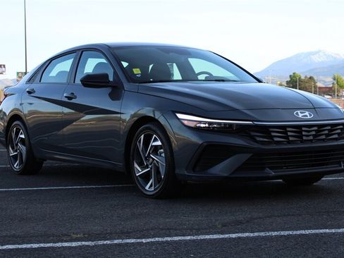 Used 2025 Hyundai Elantra Sport FWD image 4