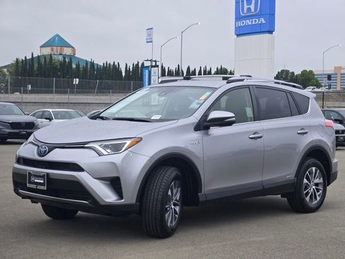 Used 2018 Toyota RAV4 LE w/ Carpet Mat Package AWD/4WD image 3