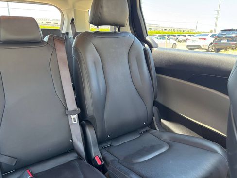 Used 2026 Kia Carnival FWD image 40
