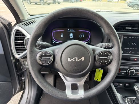 Used 2025 Kia Soul LX w/ LX Technology Package FWD image 14