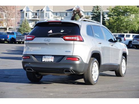 Used 2017 Jeep Cherokee Latitude image 3