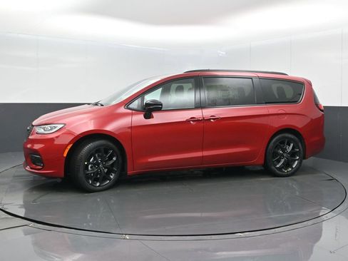 New 2026 Chrysler Pacifica Select w/ S Appearance Package image 4