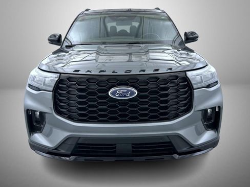 Used 2025 Ford Explorer ST-Line w/ ST-Line Street Pack image 2