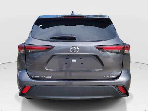 Used 2024 Toyota Highlander XLE AWD/4WD image 6