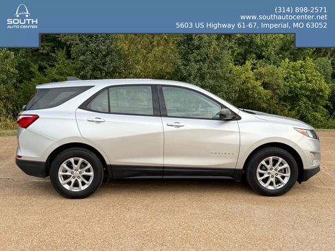 Used 2019 Chevrolet Equinox LS image 2