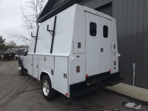 Used 2017 Ford F550 2WD Regular Cab Super Duty image 3