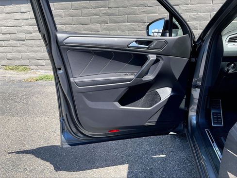 Certified 2023 Volkswagen Tiguan SE R-Line FWD image 22