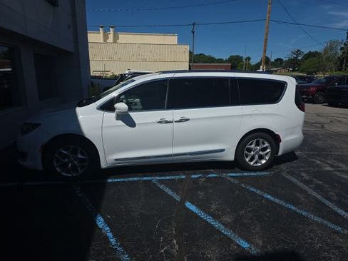 Used 2017 Chrysler Pacifica Touring-L Plus FWD image 7