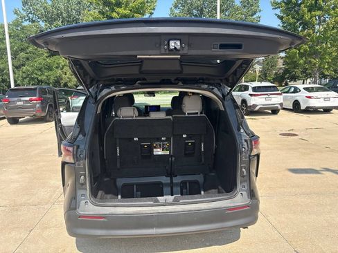 Used 2025 Toyota Sienna LE FWD image 25