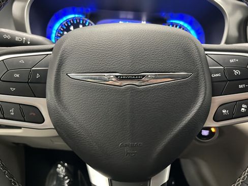 Used 2024 Chrysler Pacifica Touring-L FWD image 15