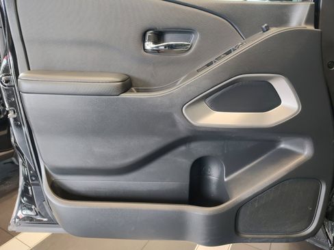 Used 2024 Nissan Frontier SV image 27