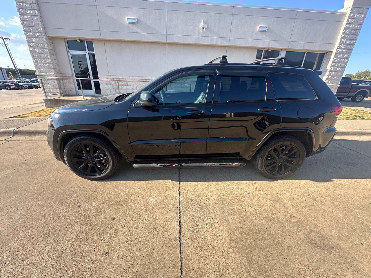 Used 2017 Jeep Grand Cherokee Altitude RWD image 4