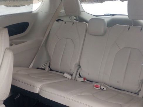 Used 2018 Chrysler Pacifica Touring-L Plus w/ Tire & Wheel Group image 17