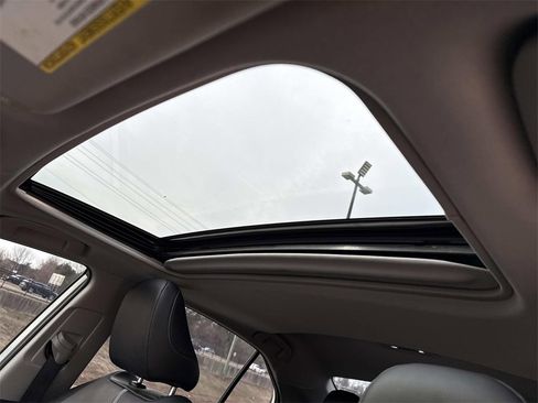 Used 2022 Toyota Camry SE w/ Cold Weather Package image 18