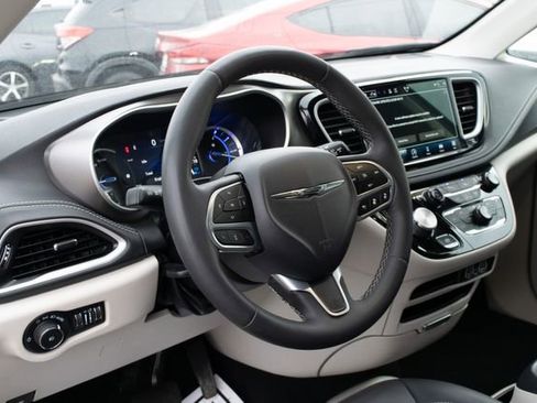 Used 2023 Chrysler Pacifica Touring-L image 17