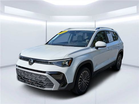 Used 2025 Volkswagen Taos SE FWD image 6