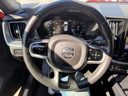 Used 2018 Volvo XC60 T5 Momentum w/ Convenience Package image 19