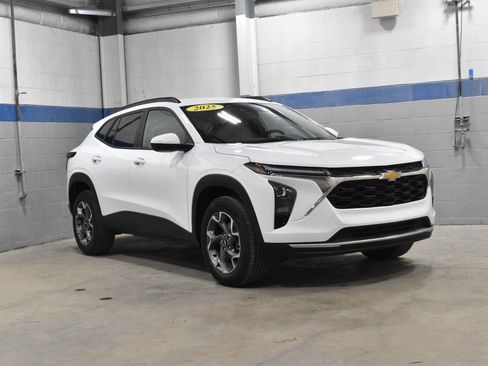 Used 2025 Chevrolet Trax LT FWD image 27