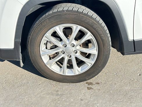 Used 2021 Jeep Cherokee Latitude image 3