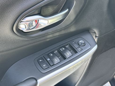 Used 2018 Jeep Cherokee Trailhawk AWD/4WD image 15