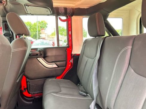 Used 2015 Jeep Wrangler Unlimited Sahara w/ Connectivity Group AWD/4WD image 18