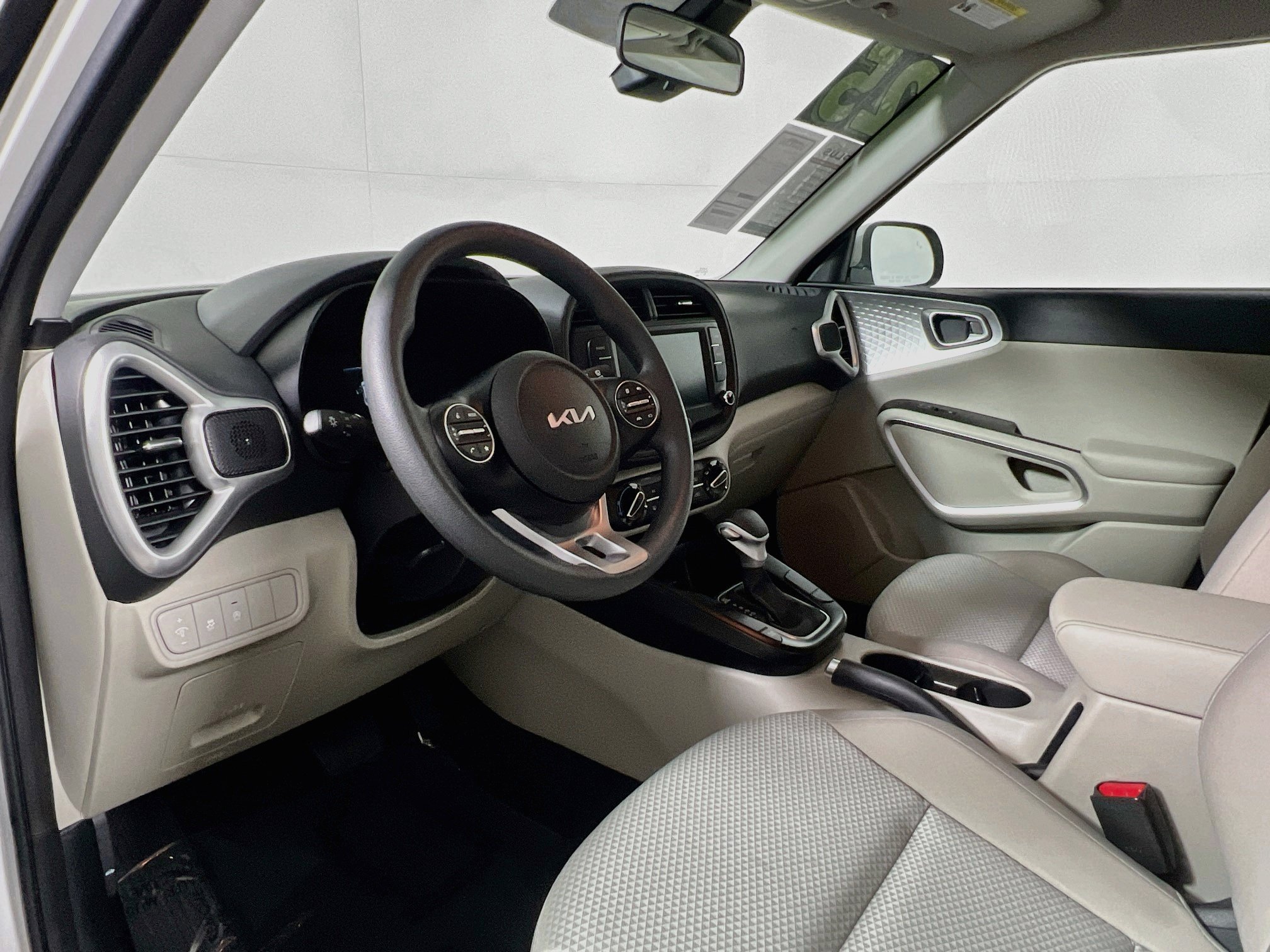 Used 2025 Kia Soul LX w/ LX Technology Package FWD image 30