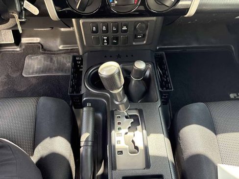 Used 2010 Toyota FJ Cruiser 4WD image 22