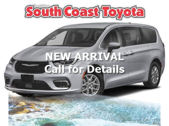Used 2023 Chrysler Pacifica Touring-L FWD image 1