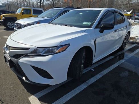 Used 2019 Toyota Camry SE image 2