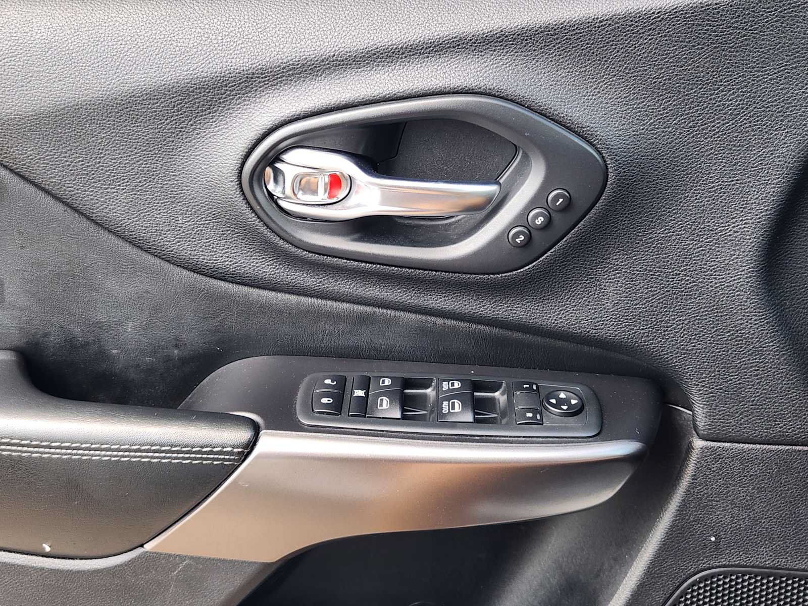 Used 2020 Jeep Cherokee Limited FWD image 21