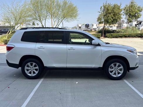 Used 2013 Toyota Highlander Plus FWD image 2