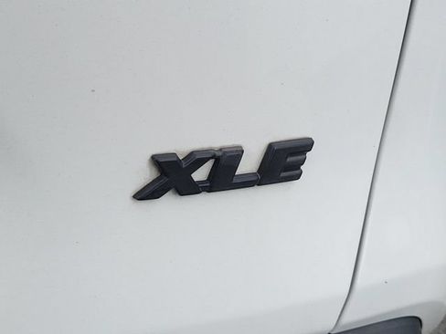 Used 2022 Toyota RAV4 XLE w/ Convenience Package FWD image 5