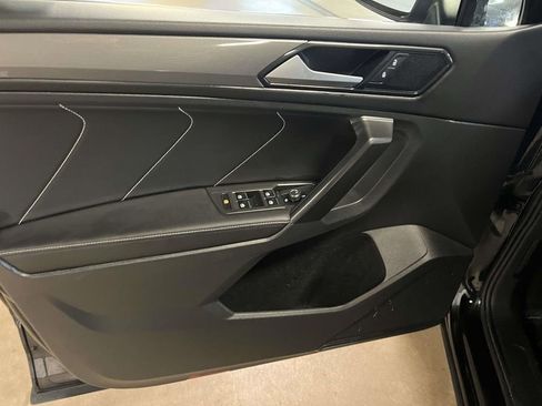 Used 2022 Volkswagen Tiguan SE AWD/4WD image 12