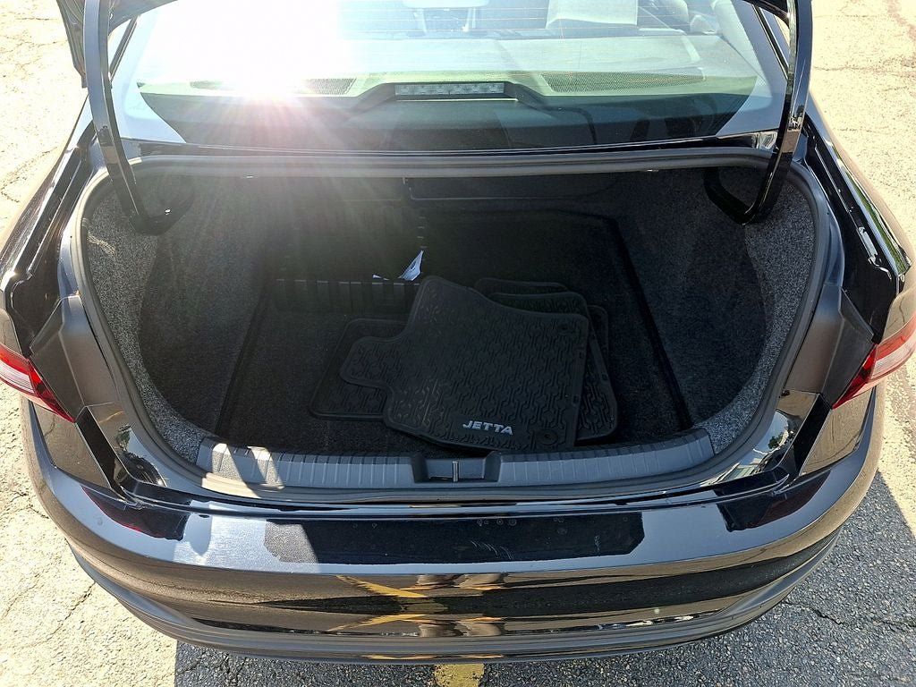 Certified 2023 Volkswagen Jetta SE FWD image 28