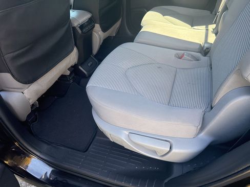 Used 2022 Toyota Highlander LE image 9