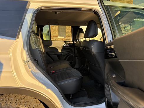 Used 2022 Mitsubishi Outlander SE image 14